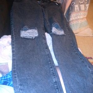 Ripped jeans with chain